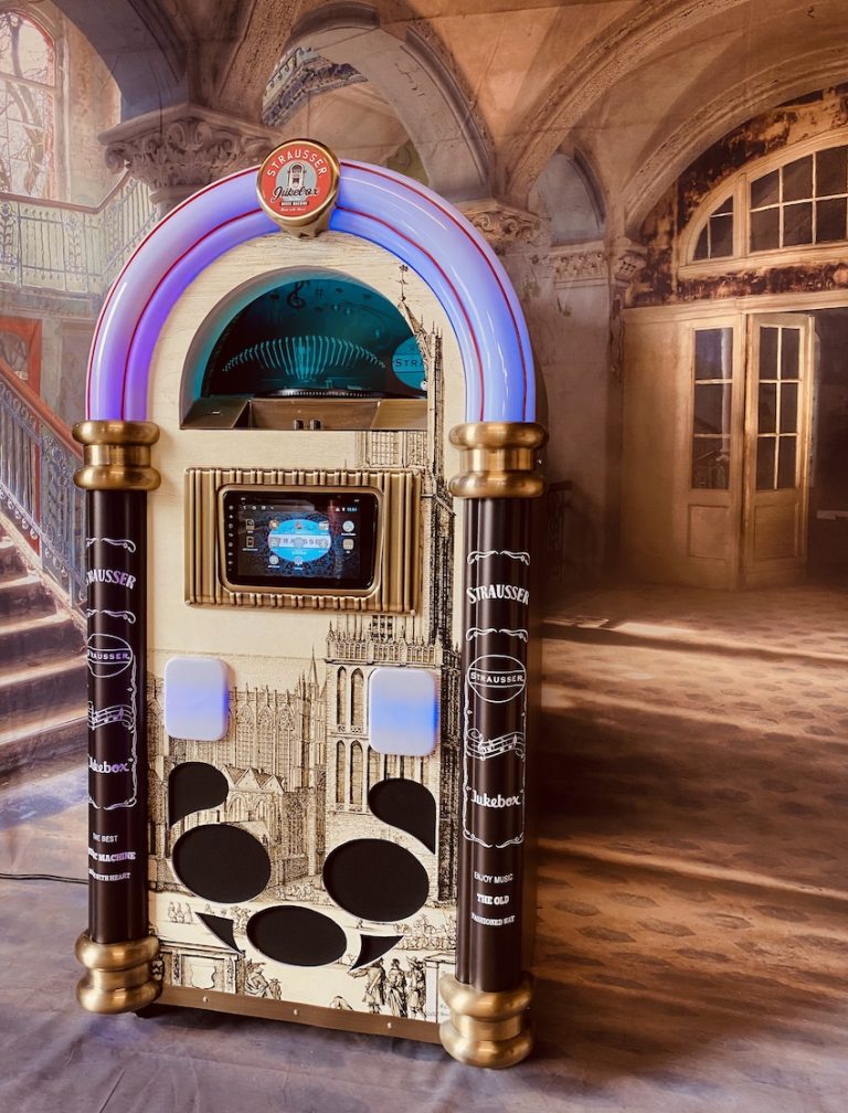 Jukebox with vinyl record player, radio, CD/DVD, MP3, wifi